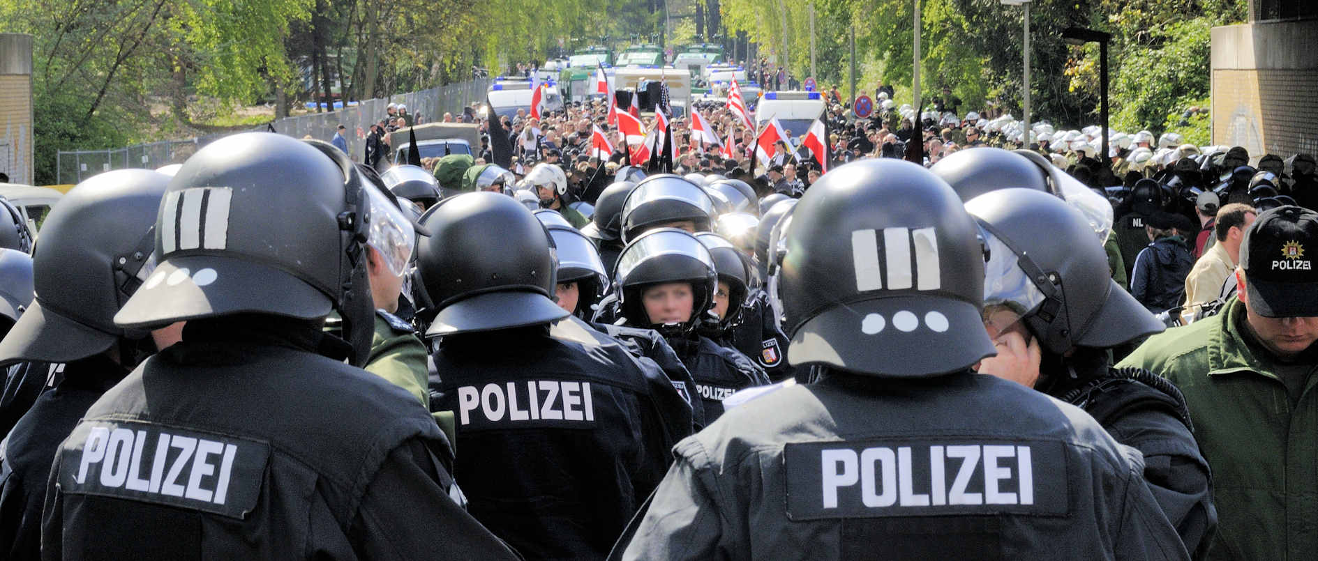 _DSC3772 Nazidemonstration in Hamburg Barmbek - vorne Polizei, hinten feiern Nazis einen Nationalen  | Nazidemonstration in Hamburg Barmbek - Proteste.